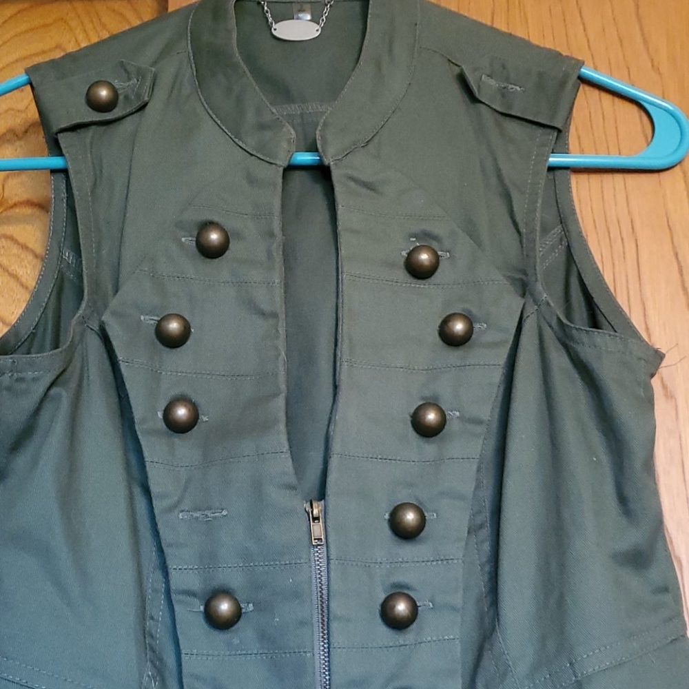 Vest - Picture 2 of 3